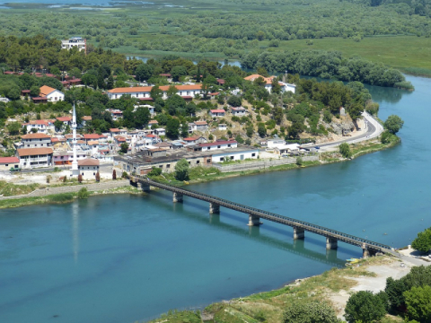 Albanija*