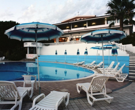 VILLAGGIO PINETA PETTO BIANCO 4*